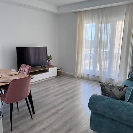 Cosmopolis Bliss: Your Home Away From Home Stefanestii de Jos Extérieur photo