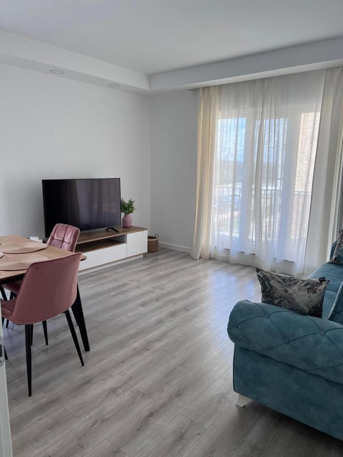 Cosmopolis Bliss: Your Home Away From Home Stefanestii de Jos Extérieur photo